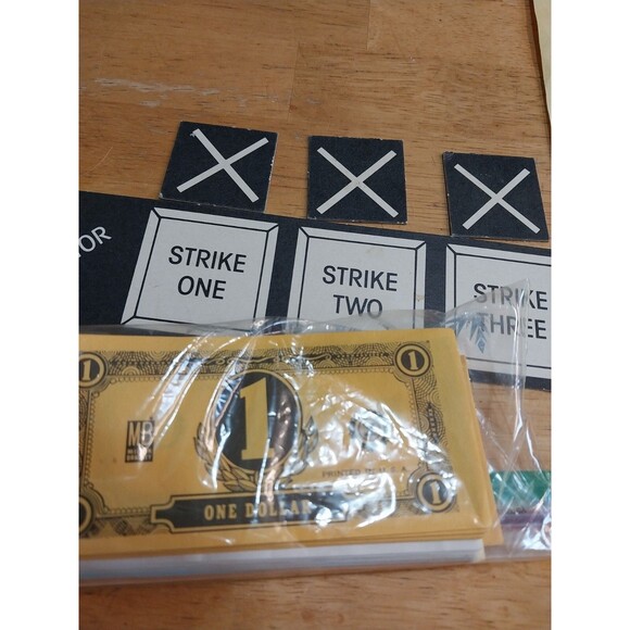 Family Feud new 6th edition Vintage Board Game - Picture 4 of 7